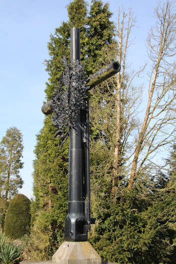  La croix qui est dans l'enceinte du cimetière à été faite avec des canons, qui ont été souder ensemble - photo 2014 Yves Moerman