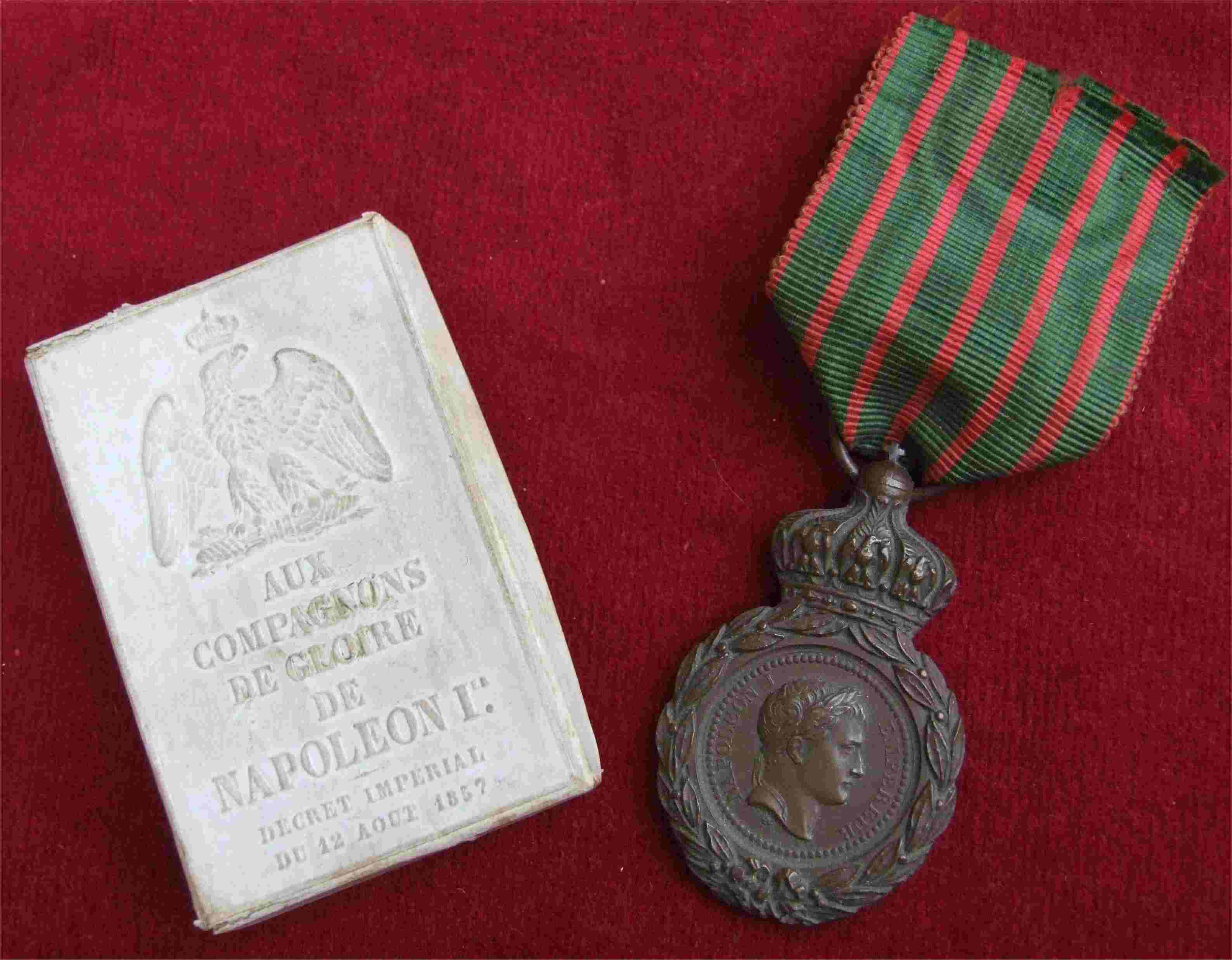 Médaille de Sainte-Hélène et sa boîte - medaille van Sint-Helene en zijn doos.