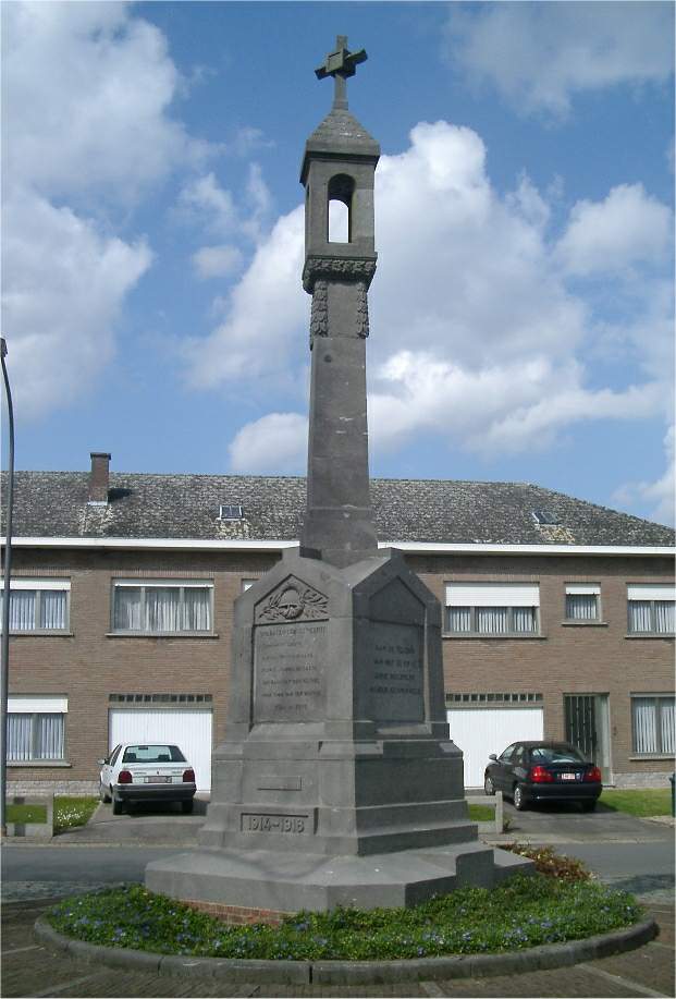 Monument commémoratif 1914-1918 de Weerde - photo Yves Moerman. Monument 1914-1918 van Weerde - foto Yves Moerman.